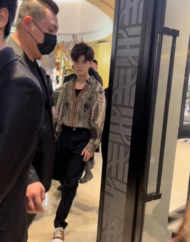 32岁任嘉伦愚人节直播,自曝体重仅有114斤,粉丝却各执一词_身材_状态