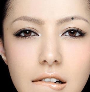 眉毛里有痣,俗话叫"草里藏珠"或"眉里藏珠".