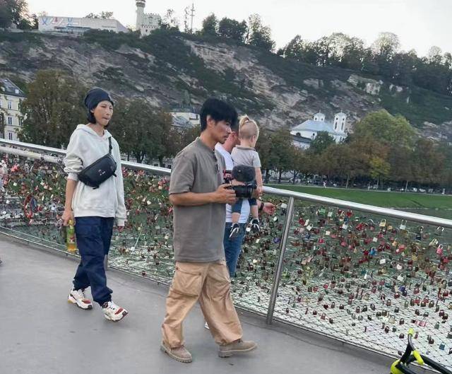 张晋的官方身高是175cm,可抓拍中却有种不到一米七的既视感,着实是