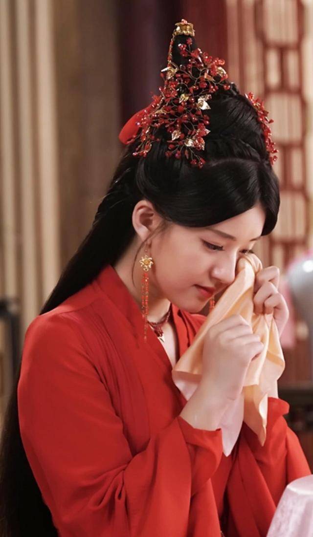 赵露思扮演的另一个角色高产的同时,伴随的便是观众的高要求欲戴皇冠