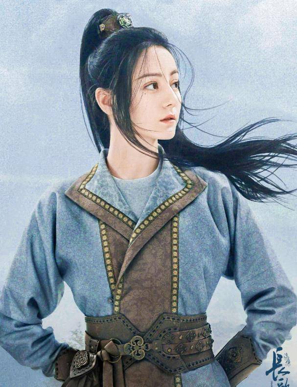 迪丽热巴和袁冰妍作为大学同学,这些年起点不同,但发展却殊途同归,同