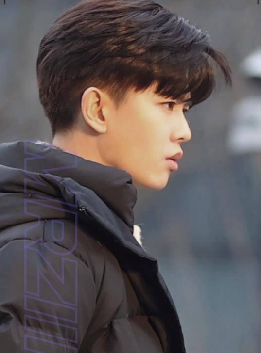 任嘉伦《暮色心约》抓拍状态不俗,和粉丝合影,32岁也很显年轻_镜头