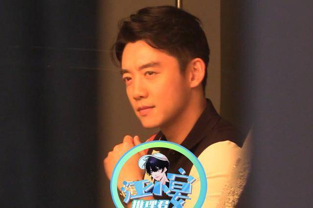 郑恺影棚拍摄广告面对镜头笑容好自信_进行_新剧_下巴