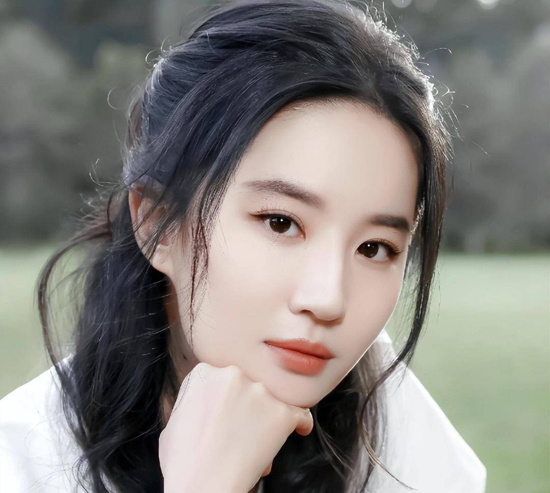 刘亦菲穿灰色短裙身材曼妙 戴贝雷帽造型又美又酷_时尚_传统_突破