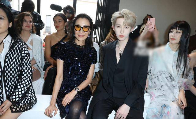 秀场中的刘宇身穿黑色西服套装,染着金色头发,就算跟奥斯卡影后杨紫琼