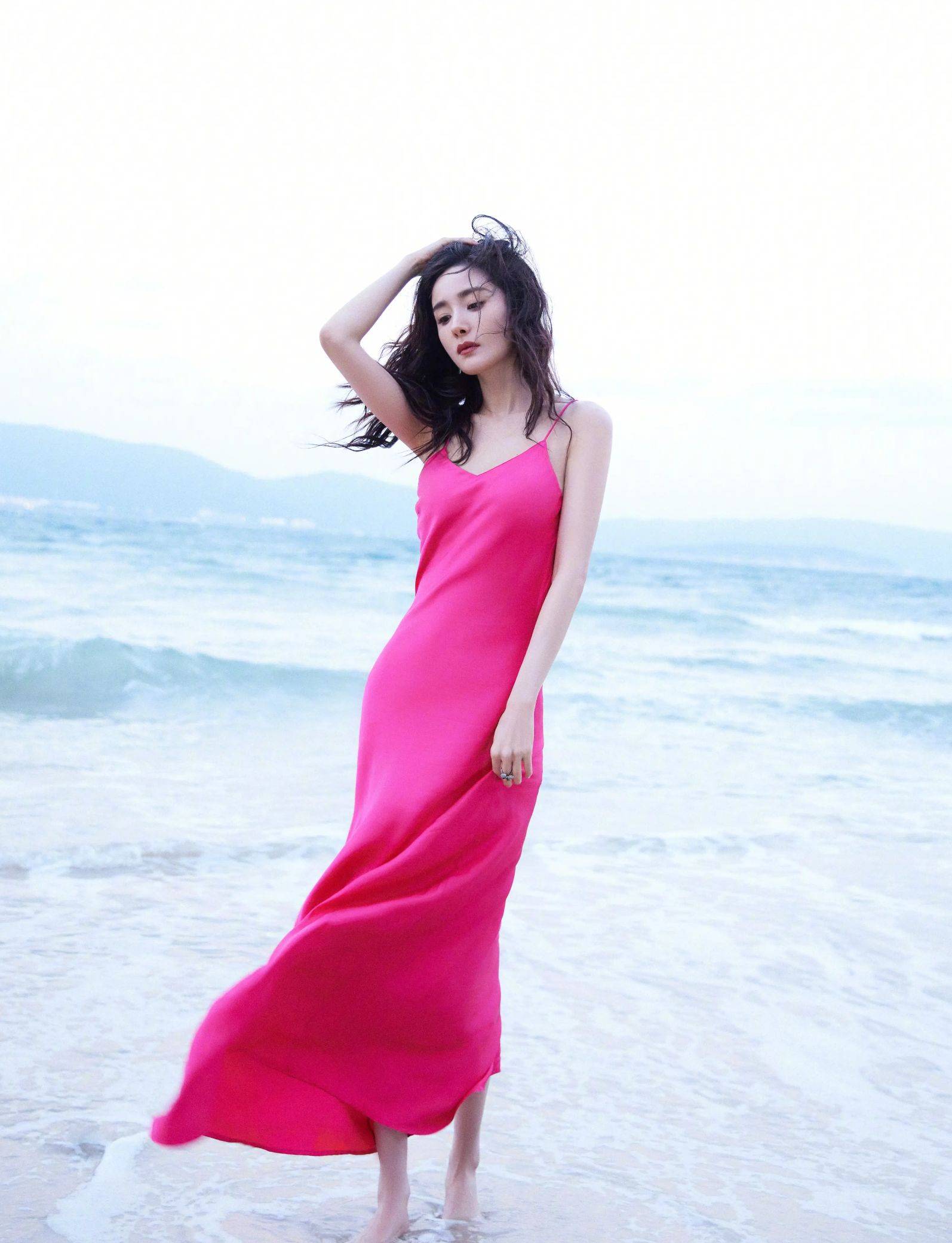 杨幂晒新年营业美照 穿芭比粉吊带裙妩媚撩人_女性_沙滩_一面