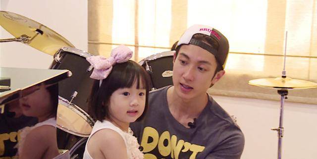 吴尊一儿一女长大了,11岁女儿个子高,8岁儿子帅过吴尊_neinei_max