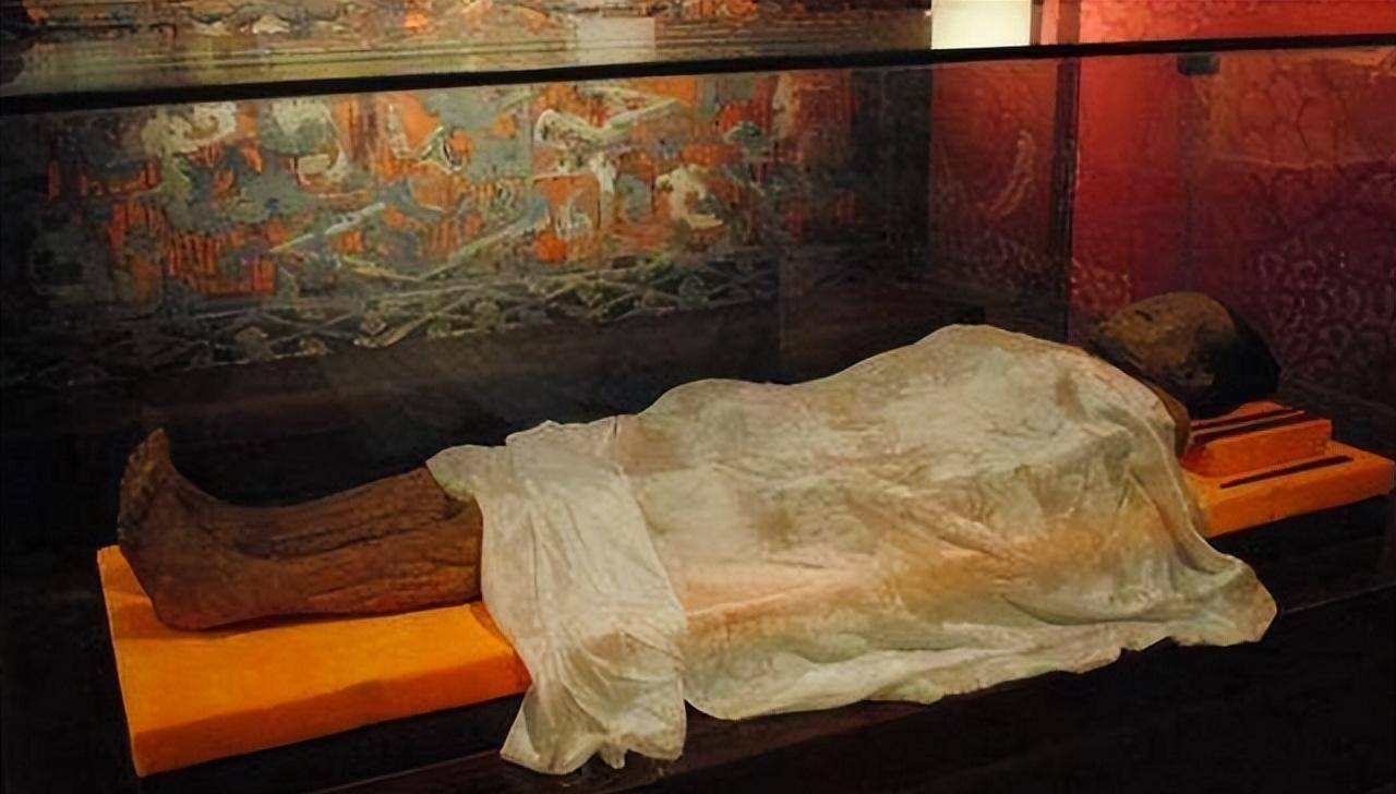 南宋合葬墓,夫妻二人千百年来肉身不腐,血管清晰可见_棺材_古尸_男尸