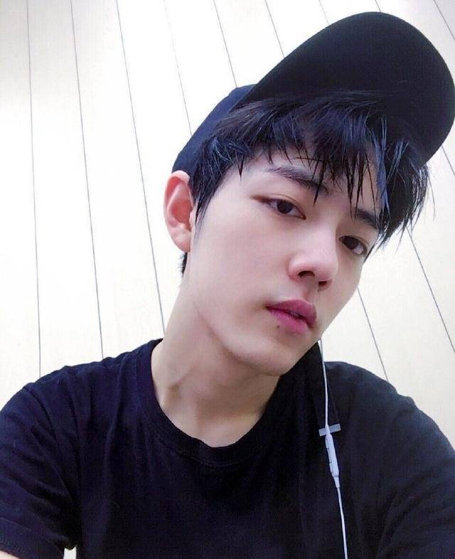 肖战穿着浴袍,应该是在酒店里.纯素颜看上去少了一份亮眼.