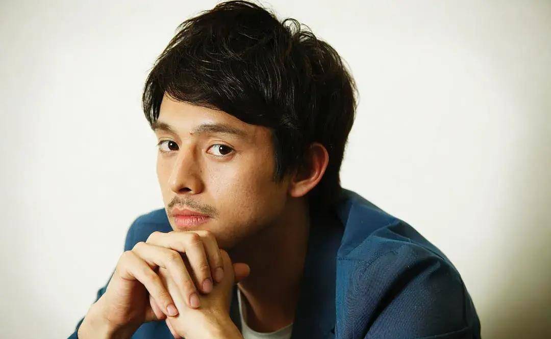 17岁的沟端淳平参加"junon super boy"一举夺冠,并创下了40多家经纪