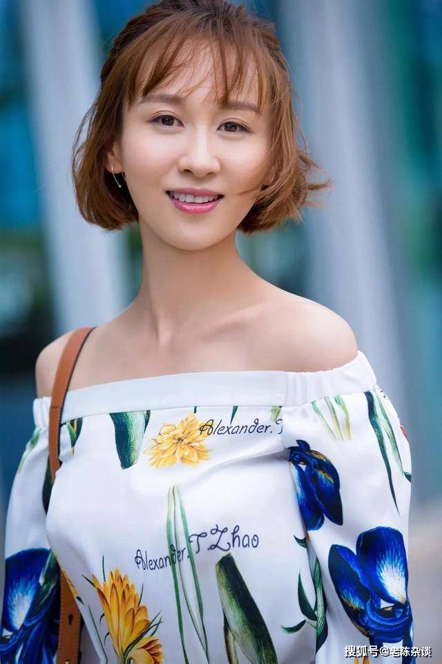 40岁练束梅,这身材也太饱满了吧!_魅力_气质_都能