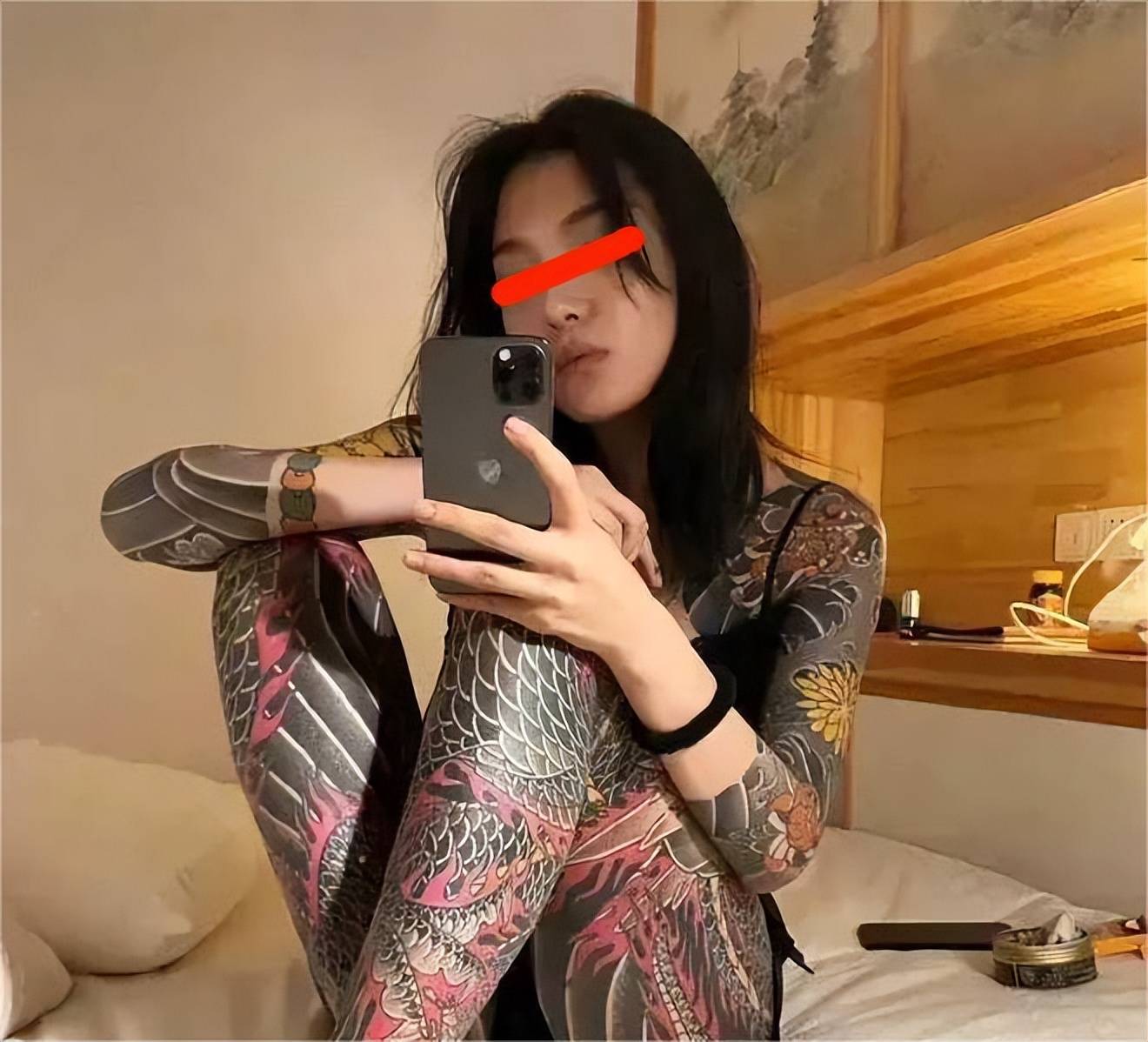 女子全身纹身,相亲8次失败8次,躲角落流泪,网友:洗不掉的污点