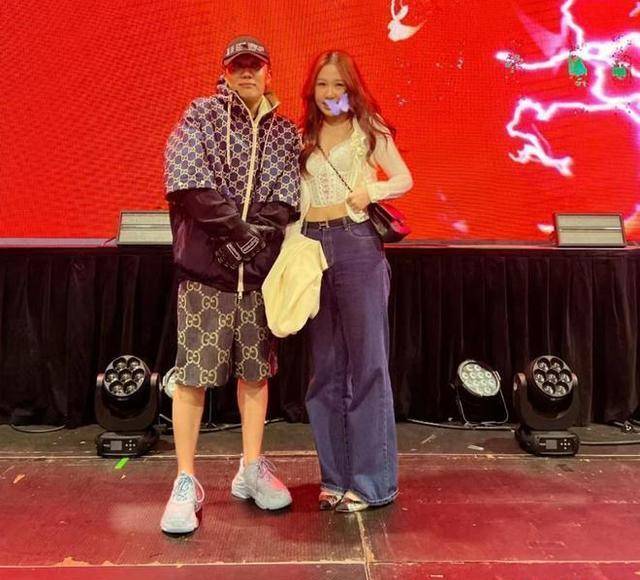 演唱会门票500元,和女粉丝亲密合影引争议!_辣妹_王嘉尔_舞台