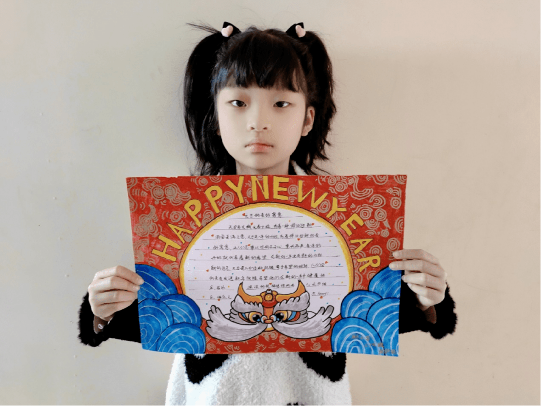 孩子们将对新年最美好的期待和最真挚的祝福寄托于一幅幅手抄报中