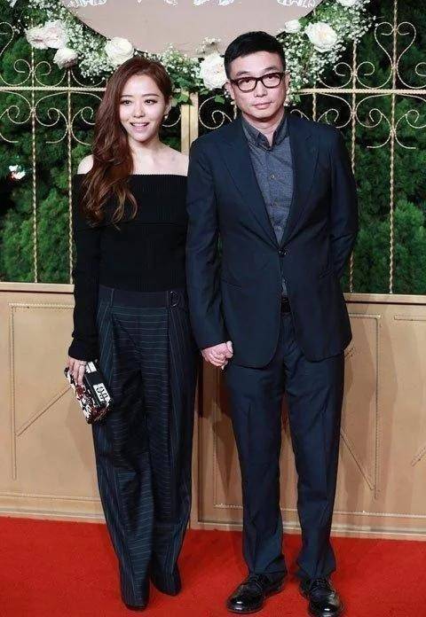 冯轲与旗下歌手张碧晨公开恋情,当初捞金后甩张靓颖,今故技重施_冯柯