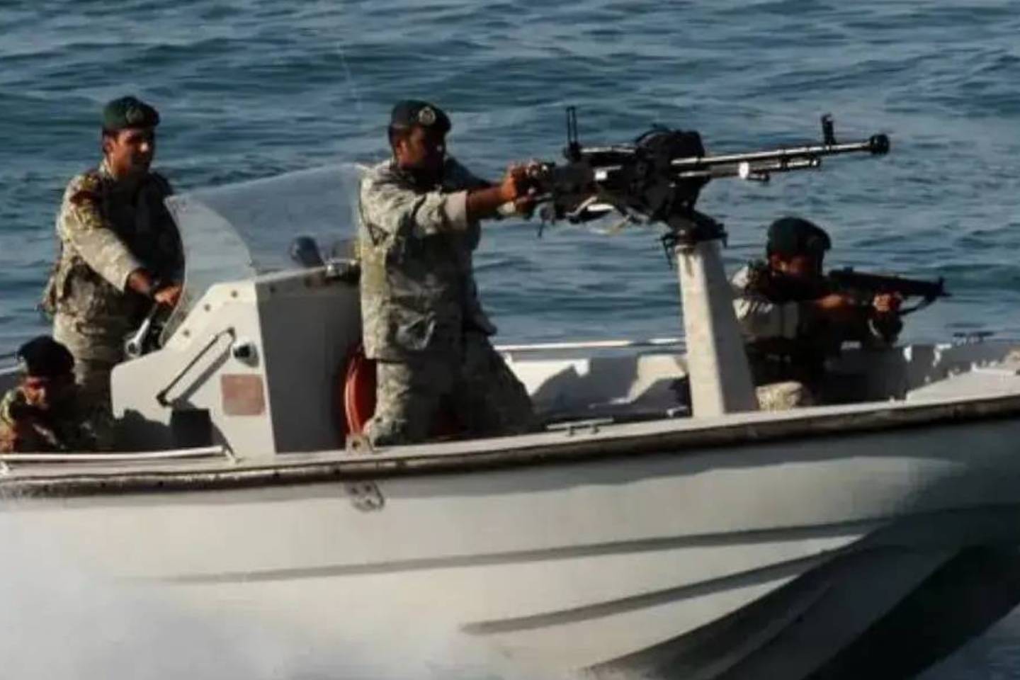 美军：胡塞武装向红海发射两枚弹道导弹_凤凰网视频_凤凰网