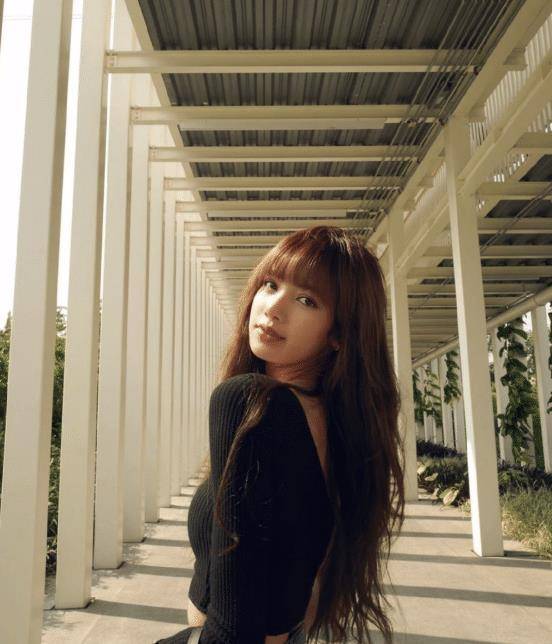 跟人间芭比学露腰穿搭,时尚个性秀身材,lisa化身漂亮姐姐_白色