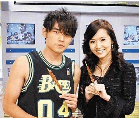 侯佩岑为什么那么假?她名媛人生的背后,是一个臭名昭著的母亲