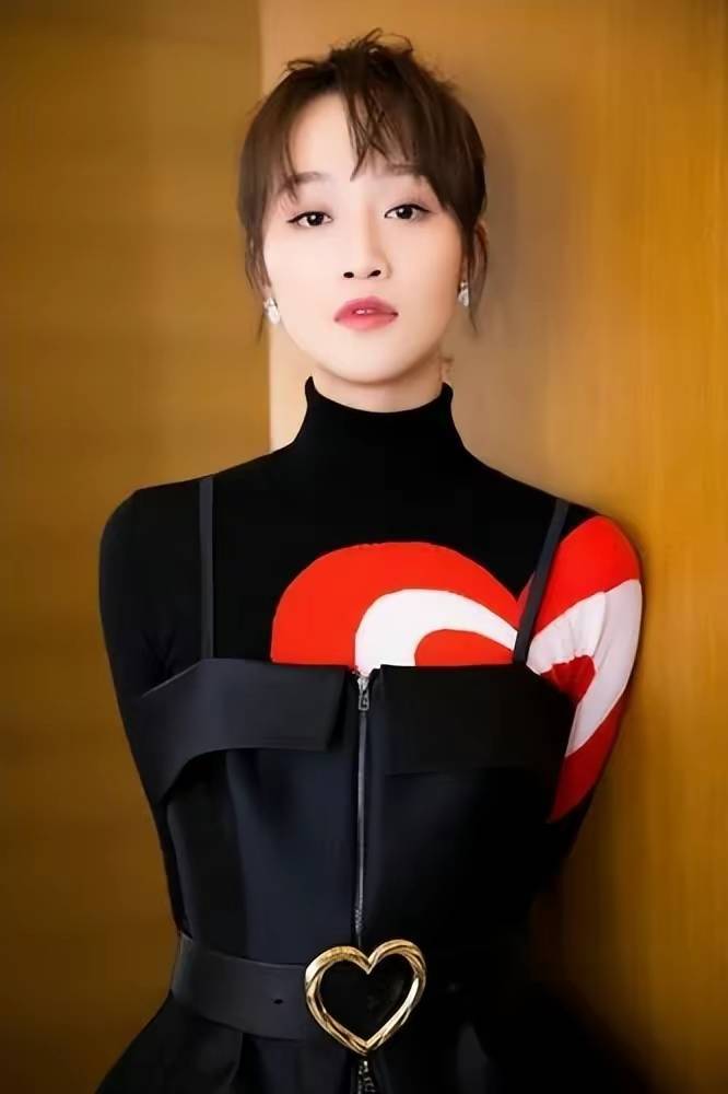 首先,从事件本身来看,蓝盈莹深夜从机场接该男子并一起返回酒店的场景