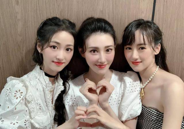 比起来,实在是相差甚远之前有网友上传一张袁冰妍和张予曦的合影