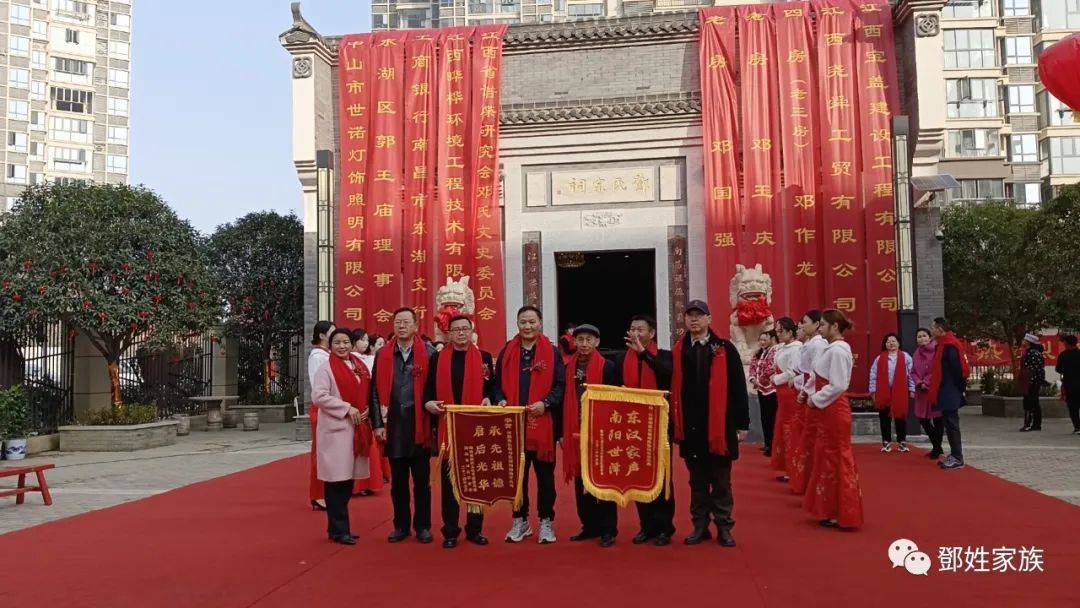 引領潮流大發展,弘揚文化功千載.長巷宗祠今落成,宗親歡慶樂開懷.