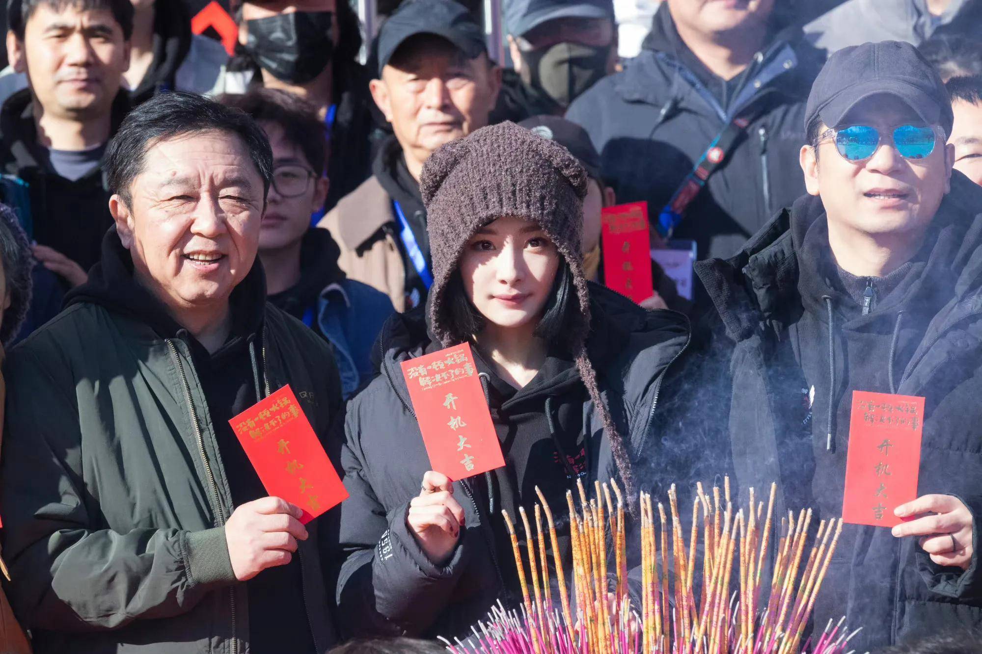 杨幂的耳骨钉上热搜,一次打9个耳洞都戴耳钉,时尚又时髦,太飒_女强人