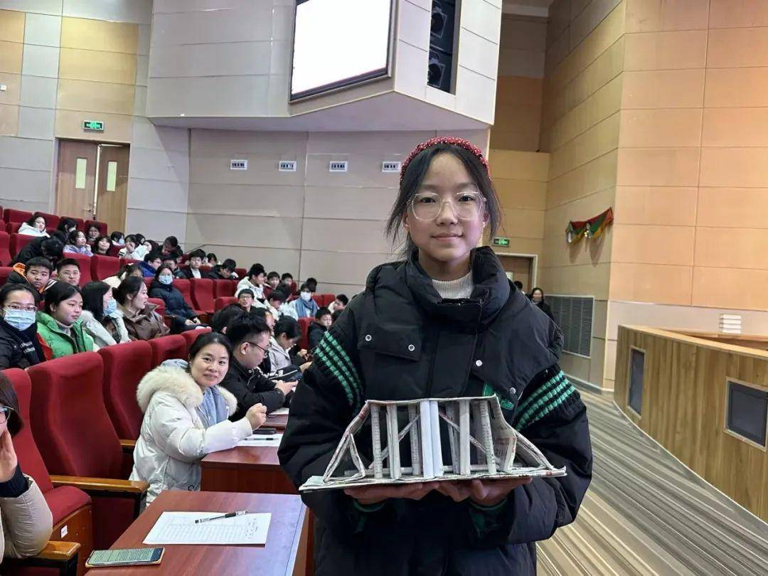 星澄学生用报纸"造"了一座超乎你想象的桥!
