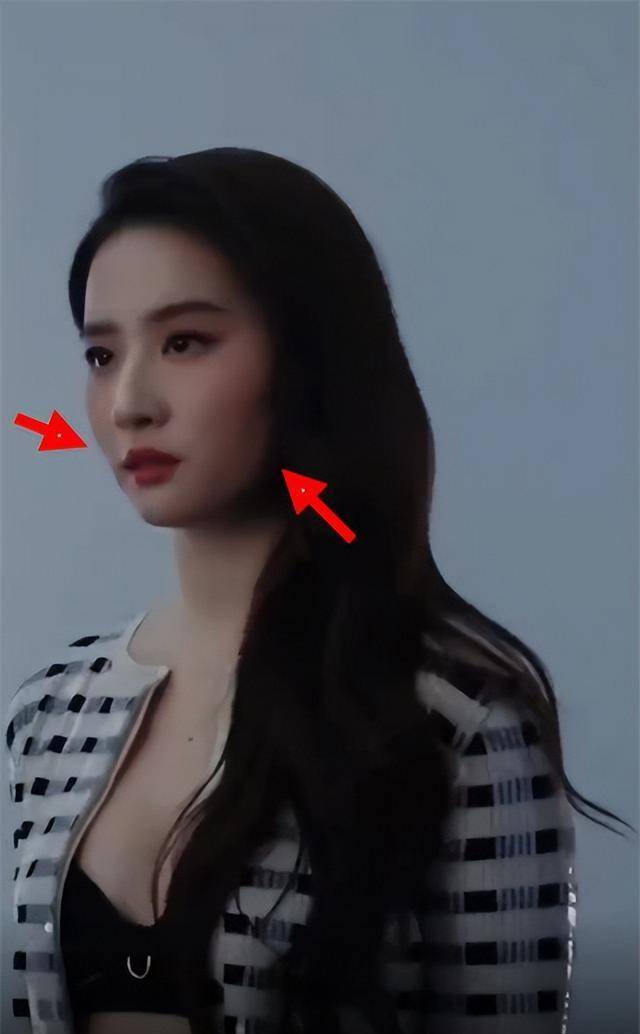 刘亦菲把头发全部梳到了一侧,让本来就高高的头骨看起来更加蓬松