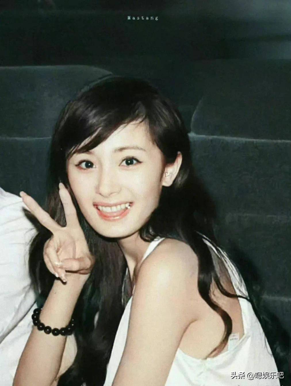 四位女星刚出道时的颜值,杨幂清纯水灵,戚薇好像有点"方"_毕业_内地