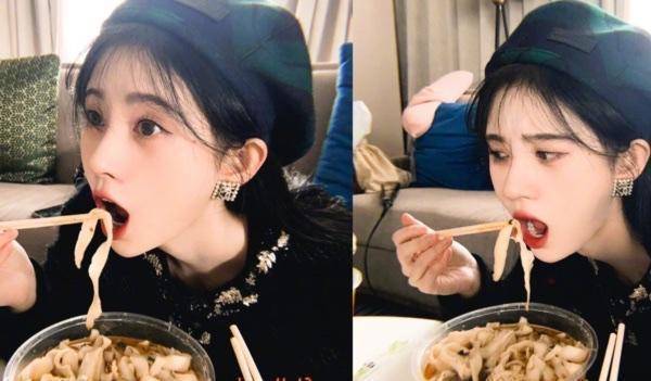 鞠婧祎吃东西再惹争议,一口面包嚼84次,吃一根面条摆拍4张照片_美女