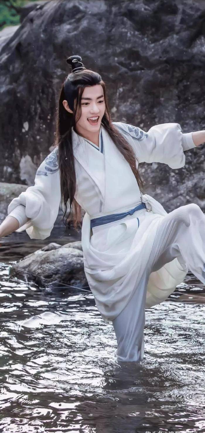 古装治愈笑容大赏,肖战王一博朱一龙杨紫热巴谁笑起来最好看_故事