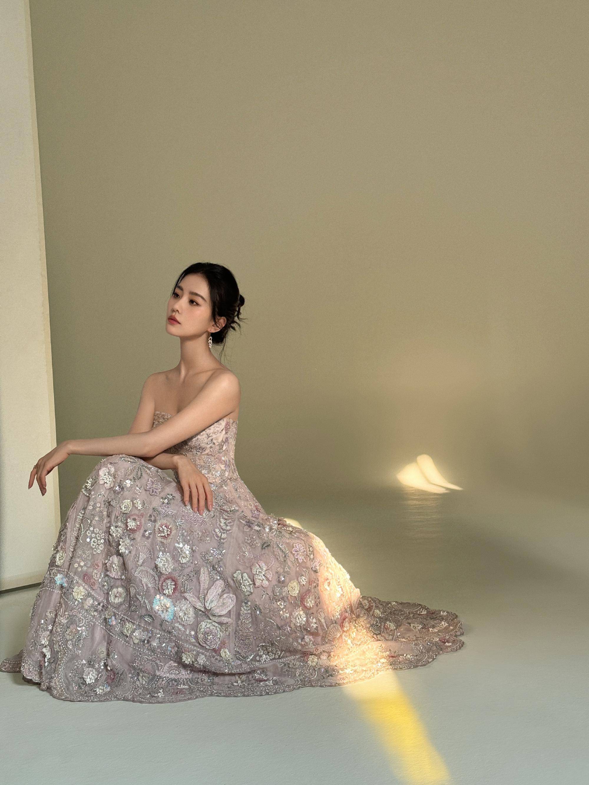 新年第一天就被刘诗诗美到了!穿高定裙秀天鹅颈,身材薄得像片纸