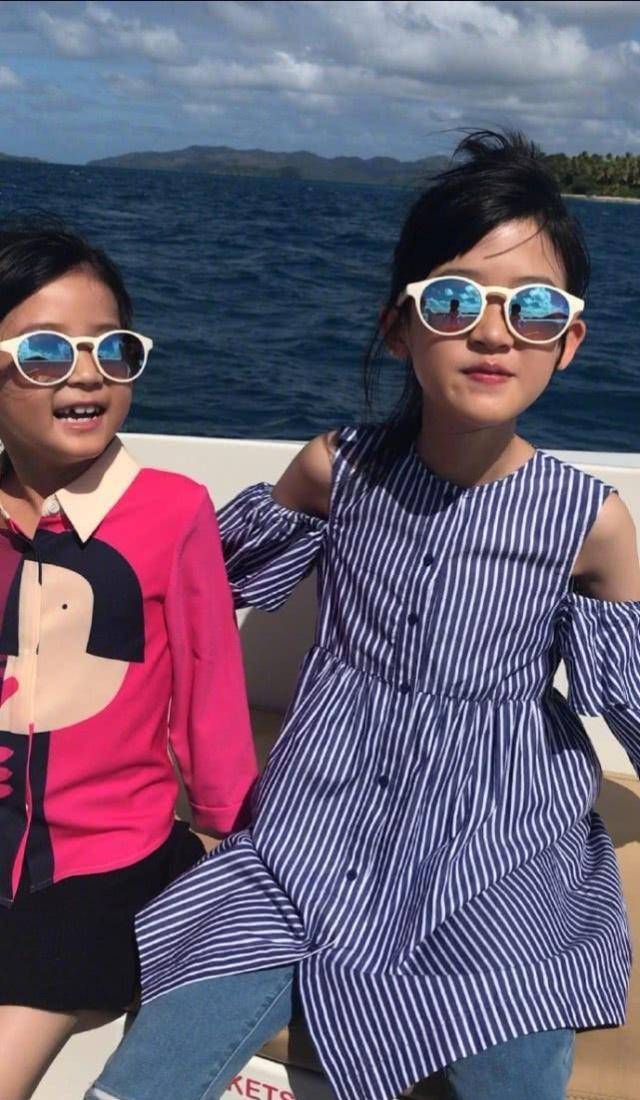 陆毅携妻女海边度假,与鲍蕾夫妻相你我不分,贝儿姐妹潜水超勇敢_小