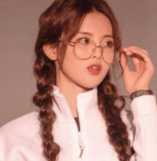 有种"整容"叫杨超越戴上眼镜,乖乖女秒变国民初恋,撩到你腿发麻_气质
