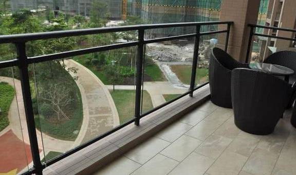 阳台做条防水线,挡水防尘,为啥我们小区没有装?物业:问开发商