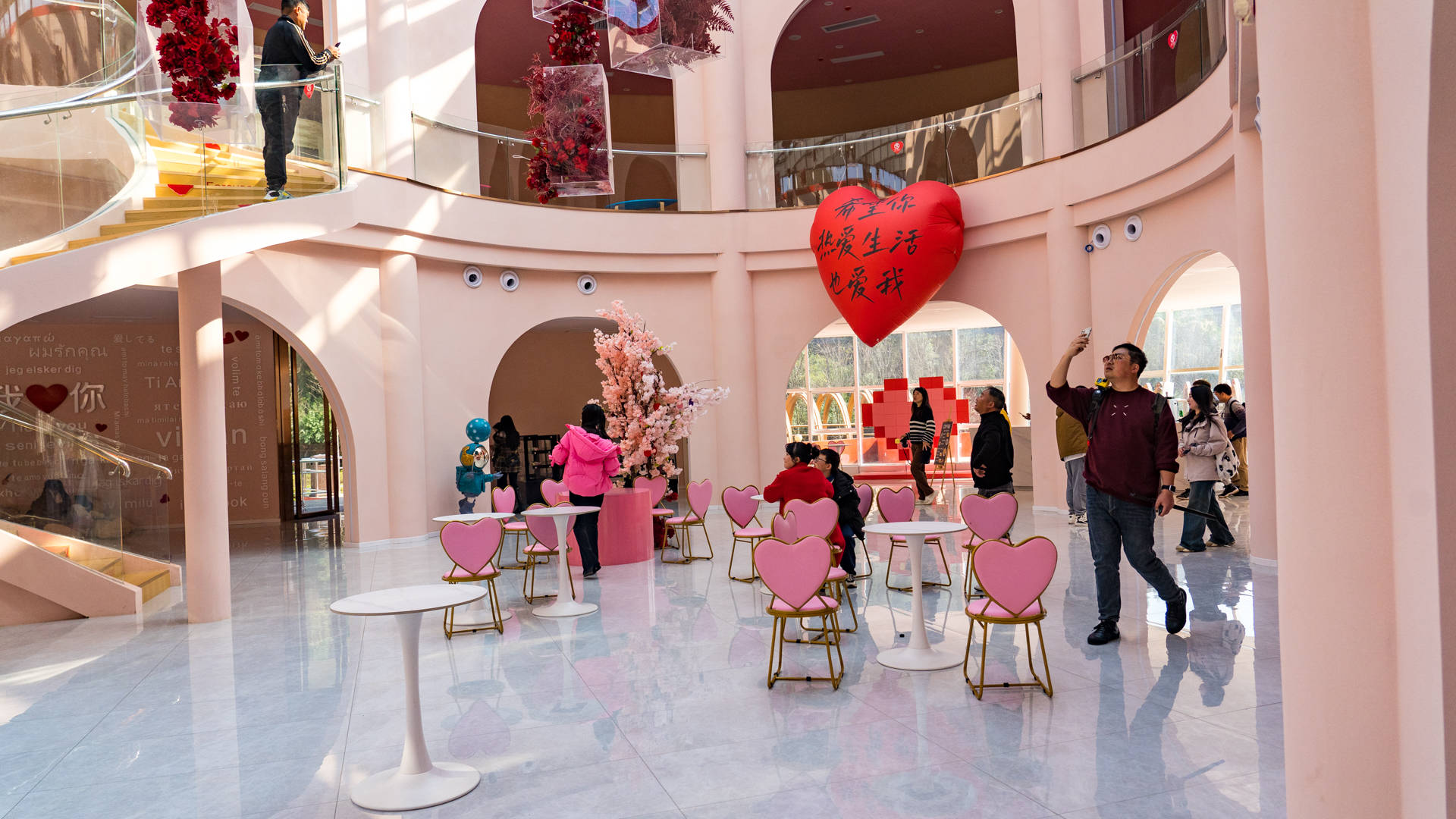 还配套了手工体验馆,咖啡小屋,数字心锁,文创小屋,爱情博物馆等设施