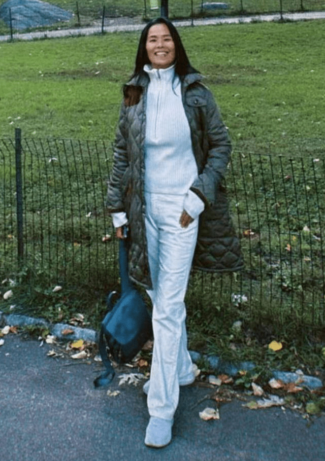 韦唯60岁身材还这么好,不扮嫩不拘束,露额头自然穿西装落落大方_时尚