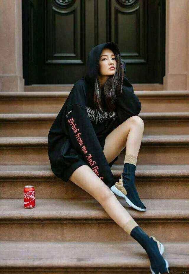 李沁的腿,也太直了吧,怪不得被人称为"酒杯腿"_薛宝钗_杨幂_李少红