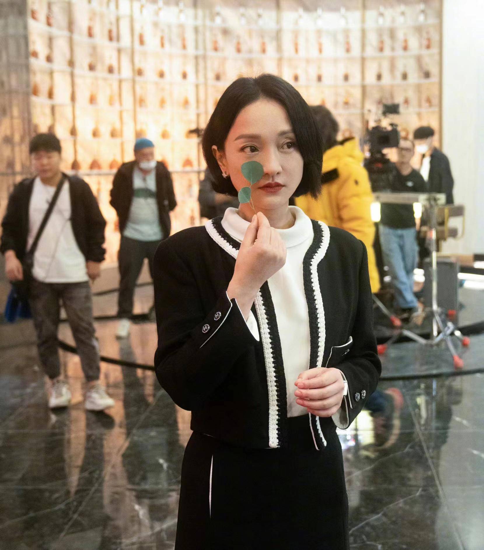 周迅现身《深圳湾万象城》,身穿黑色丝袜,粉色香甜造型, 49岁状态惊人