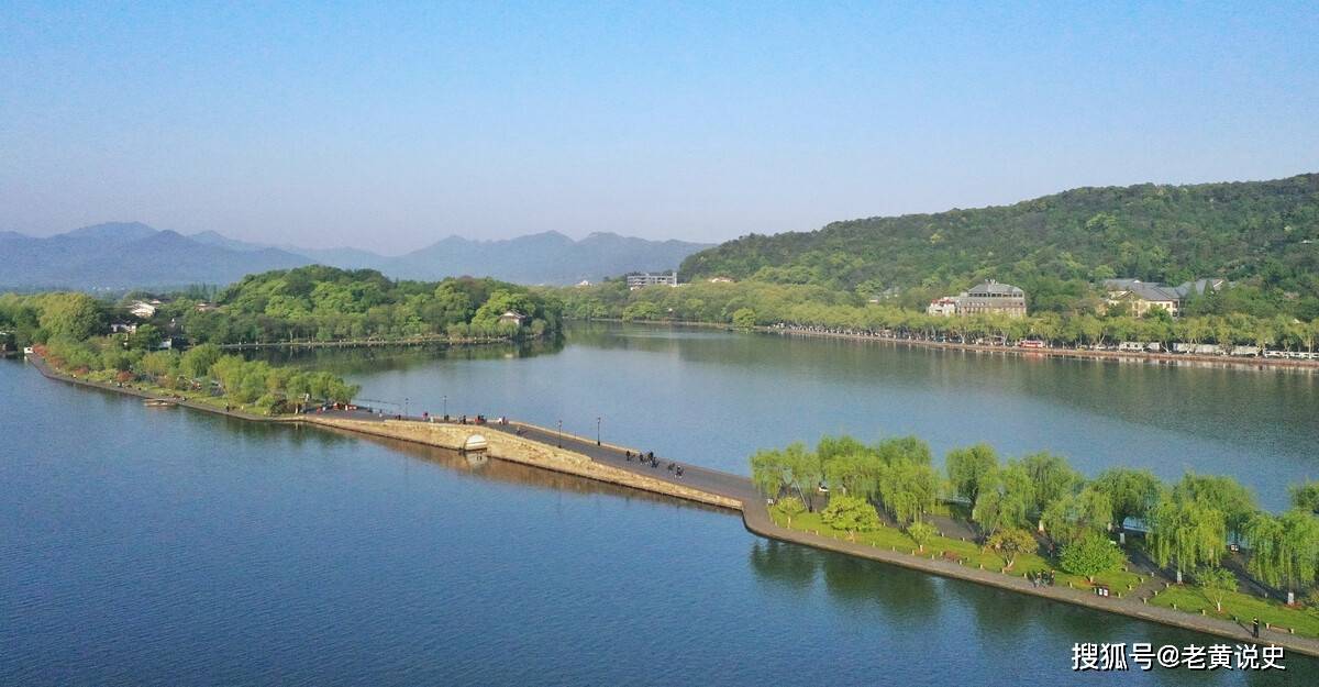 它东起"断桥残雪",经锦带桥向西,止于"平湖秋月",长约2里.