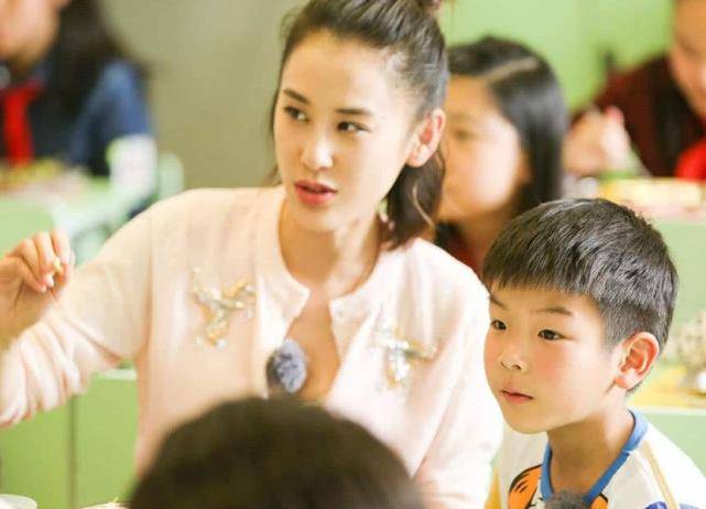 黄圣依的妈妈当年在参加节目的时候表示:我父亲是清华大学我的叔叔呢