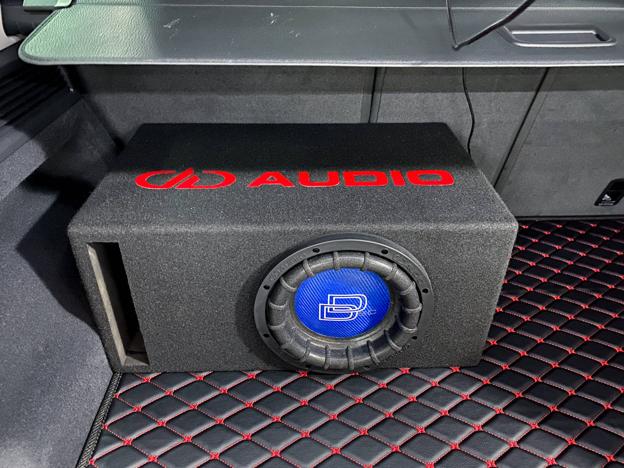 美国dd 高清2000系列超低音安装在尾箱的角落