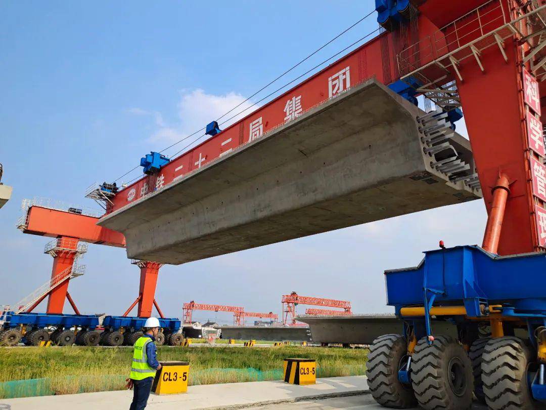 此前,我国时速350公里的高铁建设大多采用无砟32米简支箱梁,梁体重量