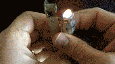 石如同子弹上膛一样填入火石舱中▼而对于其与众不同的点火率与耐用性