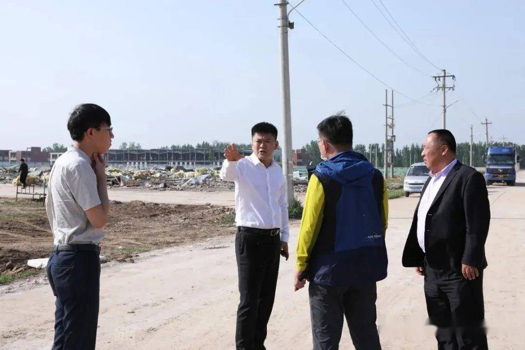 張茂亮一行來到原水波窯廠徵遷地塊實地考察,雙方就高端滾子軸承製造