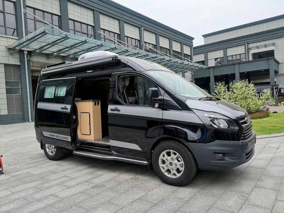 515房车展销会三款爆火的景宴房车来袭全新栖594v90车型首秀上海