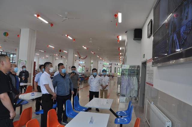 5月13日,太原市小店区副区长师中军来到太原五中就学校食堂防疫工作及