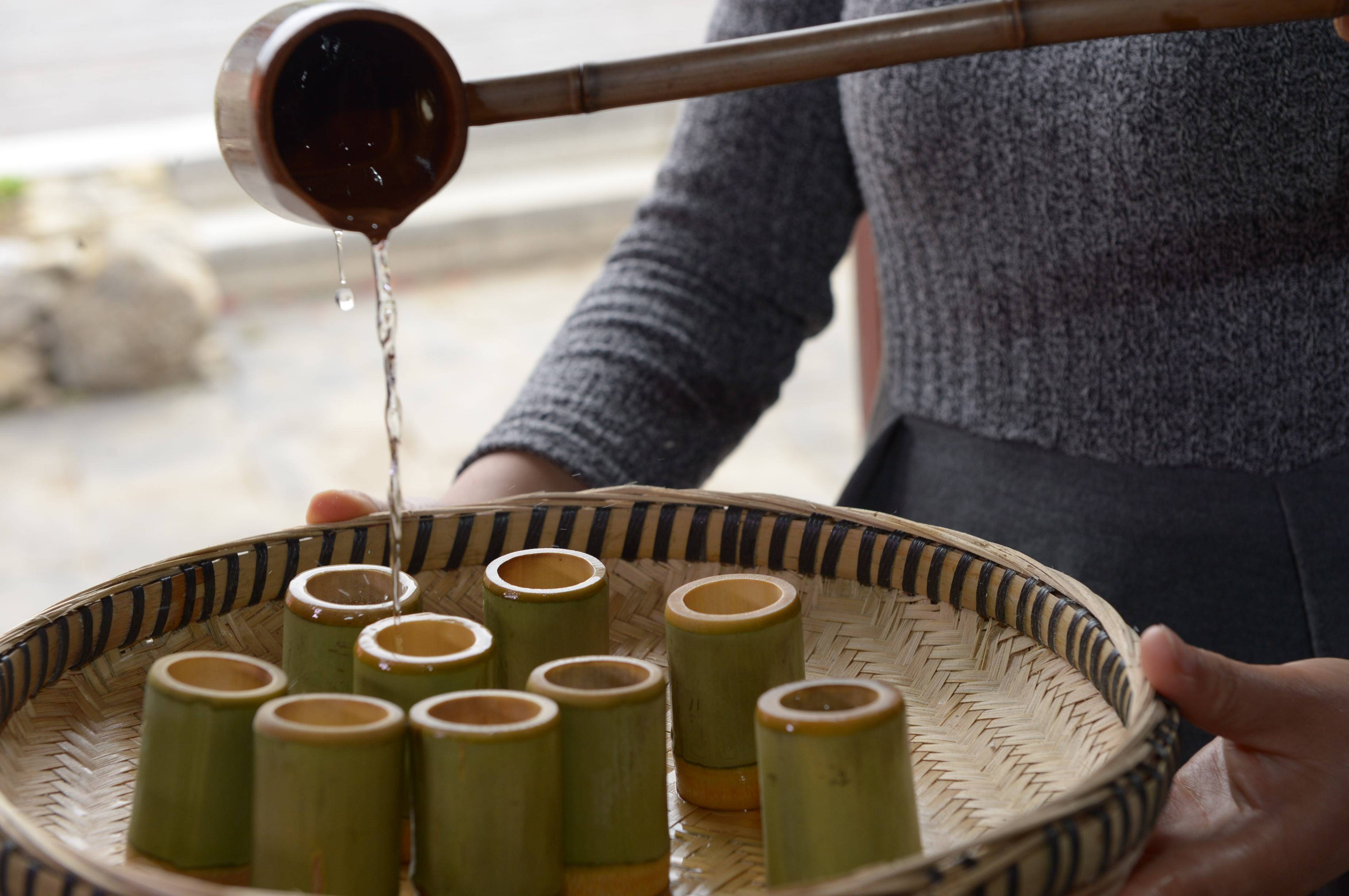 省毕节市百里杜鹃管理区黄泥乡龙塘村一家酒作坊,村民在观察蒸馏出酒