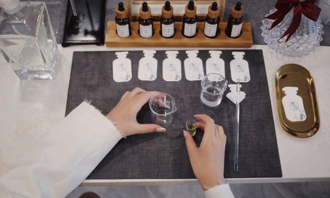 所有的工具准备完毕,才算是拉开了调香diy的序幕.