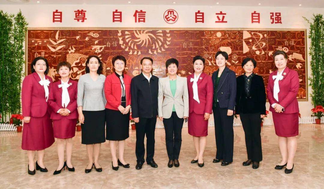 蔡丽新书记亲自为这些家庭颁奖!